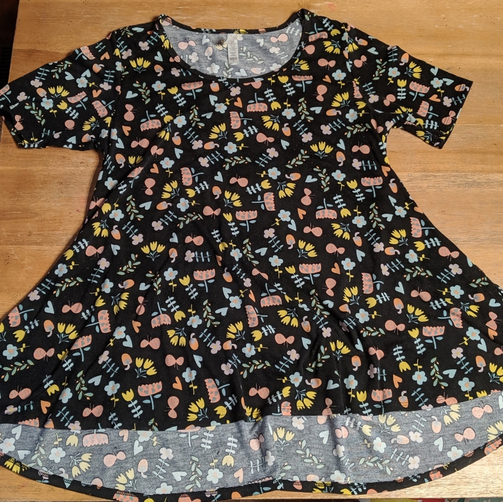 Lularoe perfect tee shirt black floral hearts S M